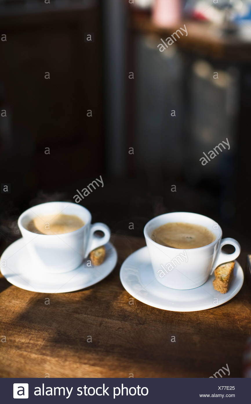Zwei Kaffeetassen Am Tisch Stockfotografie Alamy