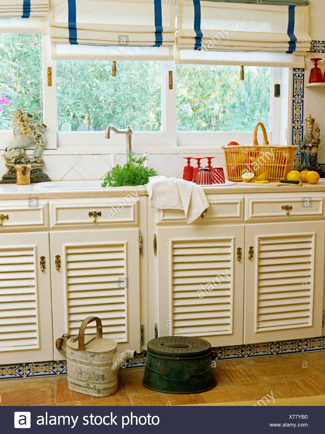 Weisse Leinen Vorhange Am Fenster Oben Wirken Weisse Portugiesische