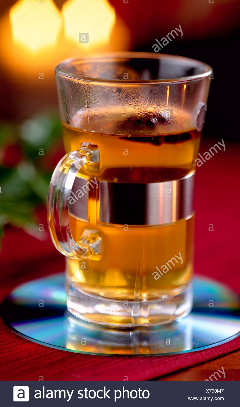 Weihnachten Heissgetranke Nicht Alkoholische Apple Toddy Garniert Sternanis In Glas Griff Auf Metall Getranke Untersetzer Kerzen In Stockfotografie Alamy