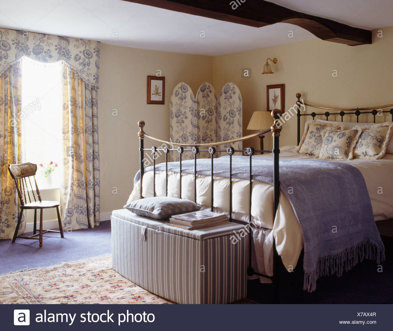 Gestreifte osmanischen unter Messingbett mit blassen blauen Wurf im ... Gestreifte osmanischen unter Messingbett mit blassen blauen Wurf im ...