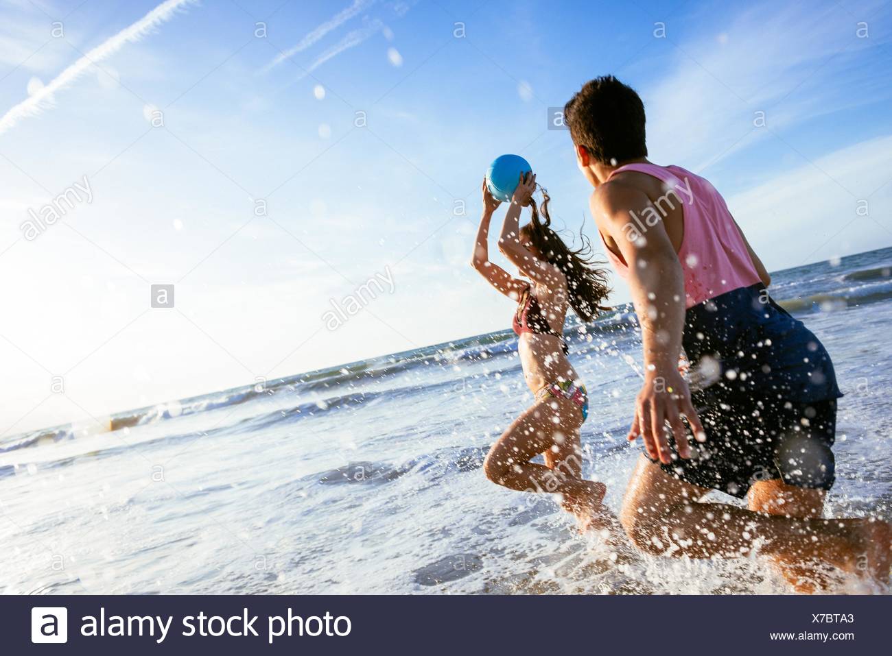 Junges Paar herumalbern im Meer Stockfoto