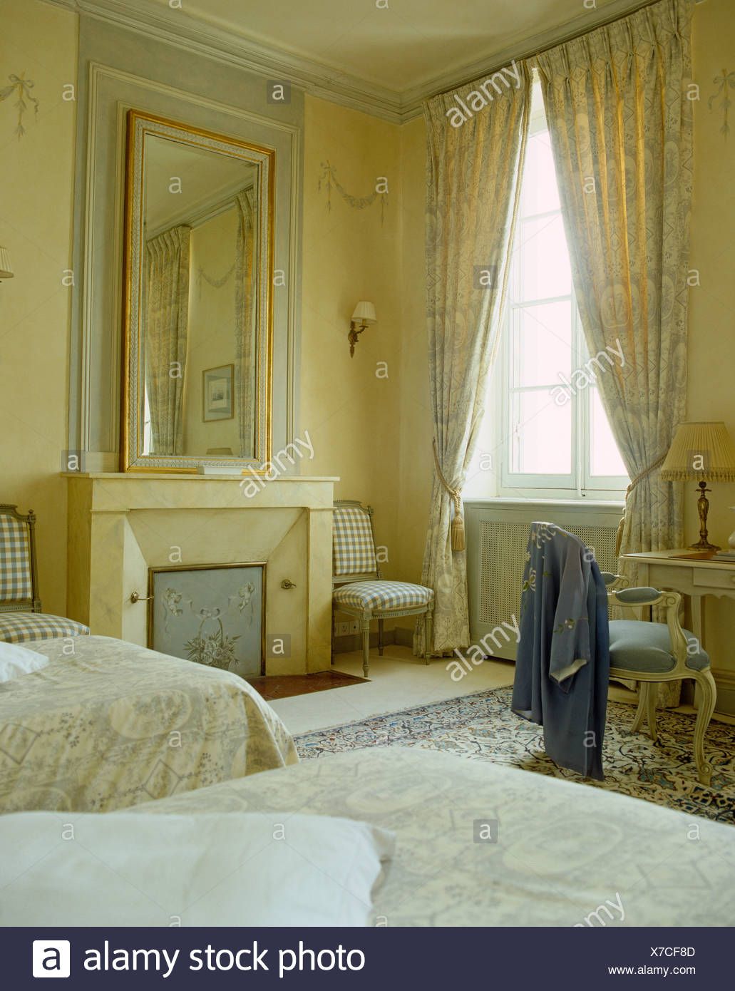 Große Spiegel über dem Kamin im blass gelb französischer Landhaus ... Französischer landhausstil schlafzimmer
Französischer landhausstil schlafzimmer
Große Spiegel über dem Kamin im blass gelb französischer Landhaus ...