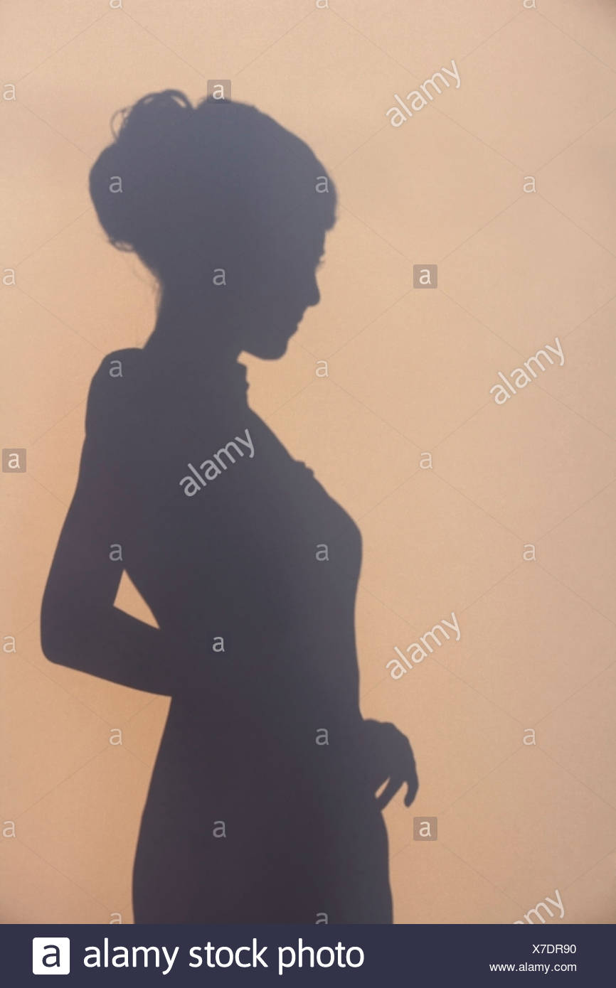 Silhouette Einer Jungen Frau Im 30er Jahre Stil Kleid Stockfotografie Alamy