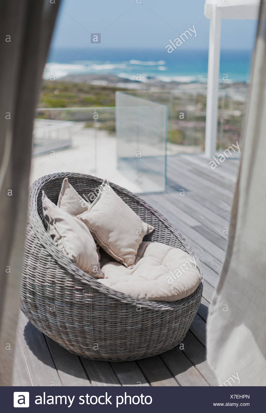 Wicker Sitz Mit Kissen Am Sonnigen Strand Haus Terrasse Mit