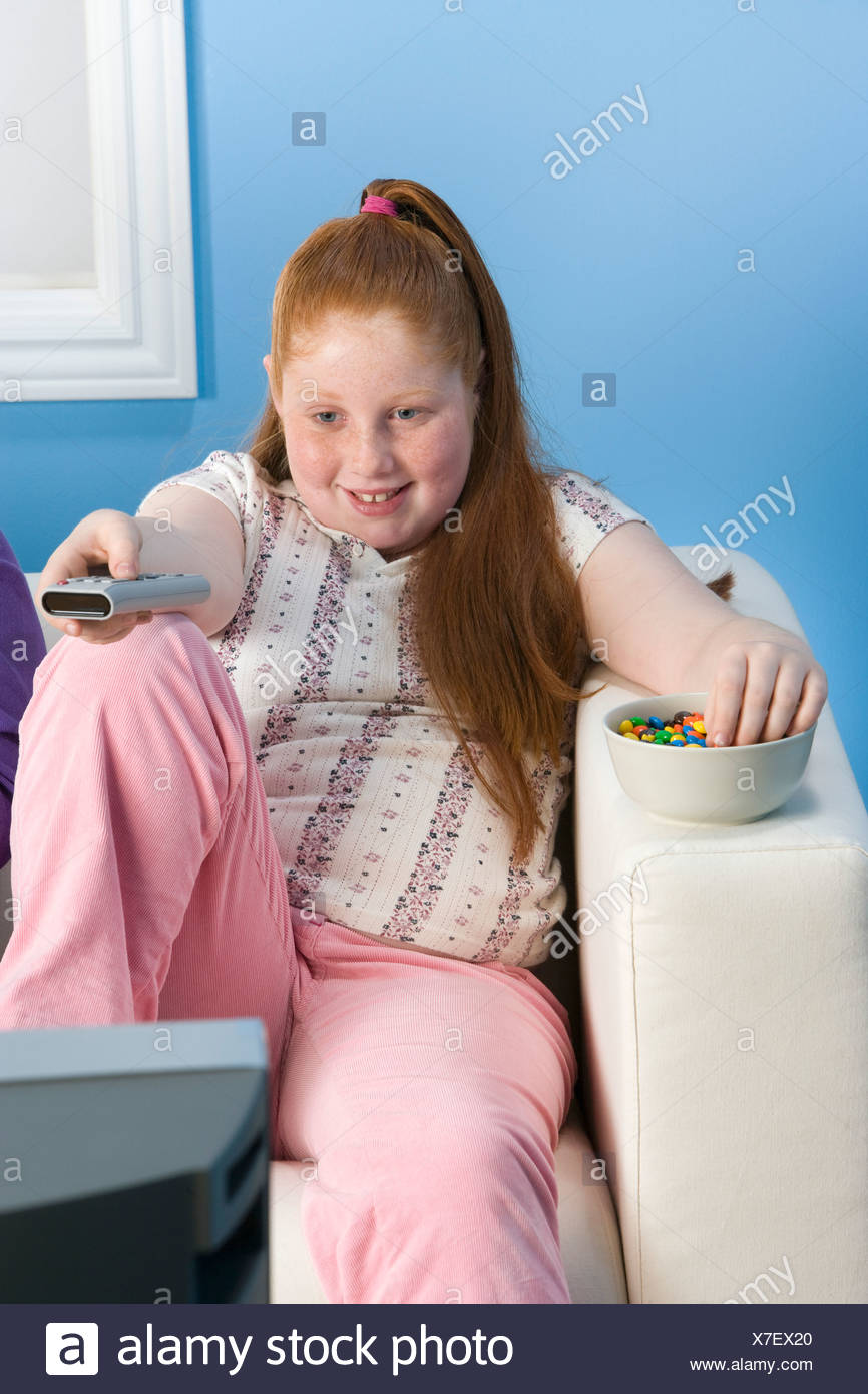 Ubergewichtige Madchen Vor Dem Fernseher Auf Sofa Stockfotografie Alamy