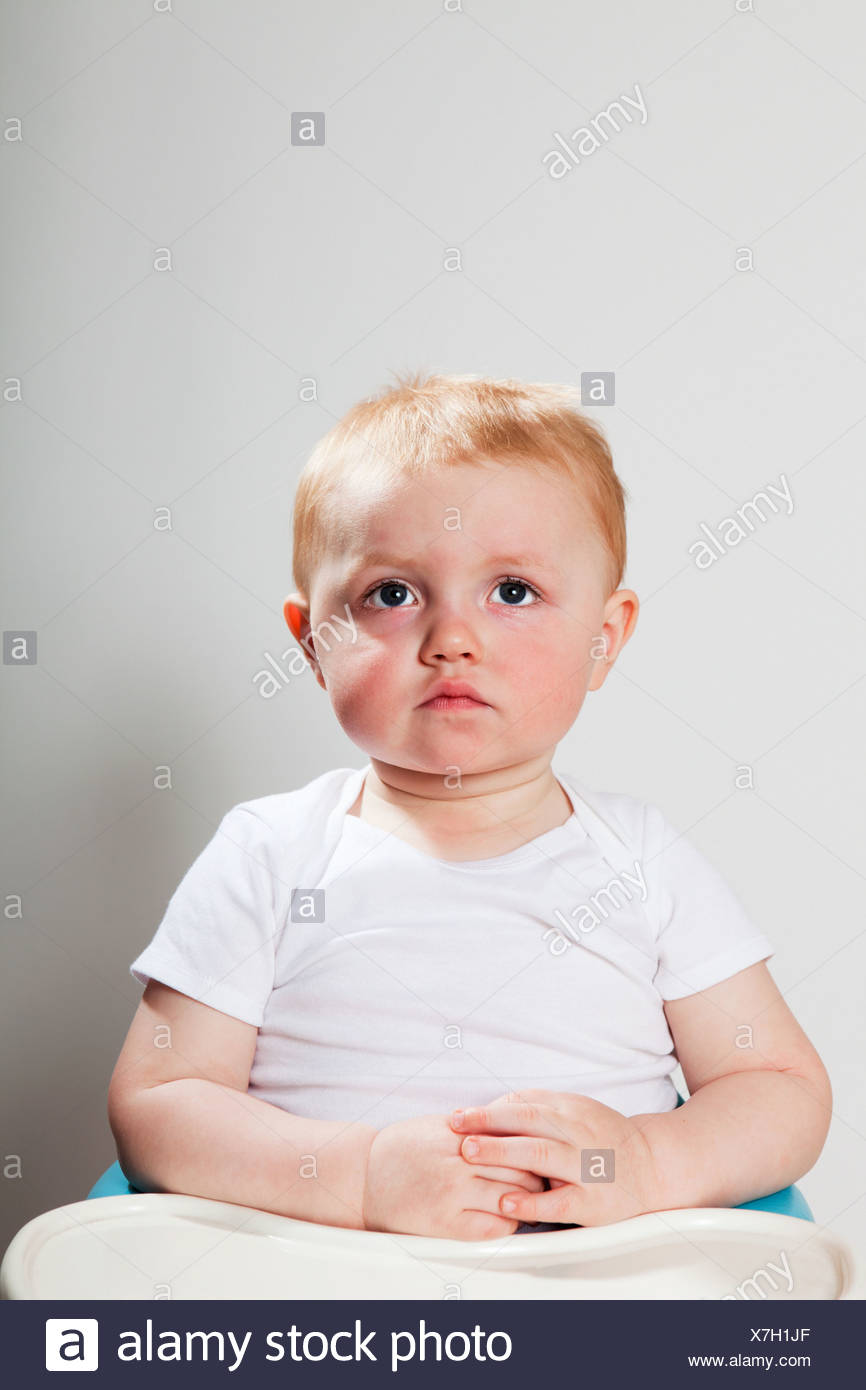 Baby Junge Sitzen Im Hochstuhl Stockfoto Bild 280042967 Alamy