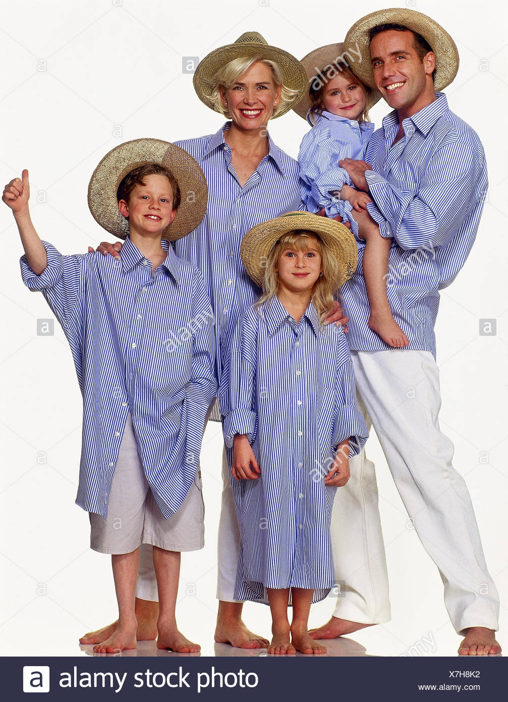Familie Kleidung Partnerlook Strohhute Hemden Weiss Blau Beruhrt Gruppenbild Familien Mann Frau Eltern Kinder Junge Sohn Geste Bangigkeit Hoch Madchen Tochter Tochtergesellschaften Zwei Einheit Kleidung Pflege Hute Hemd