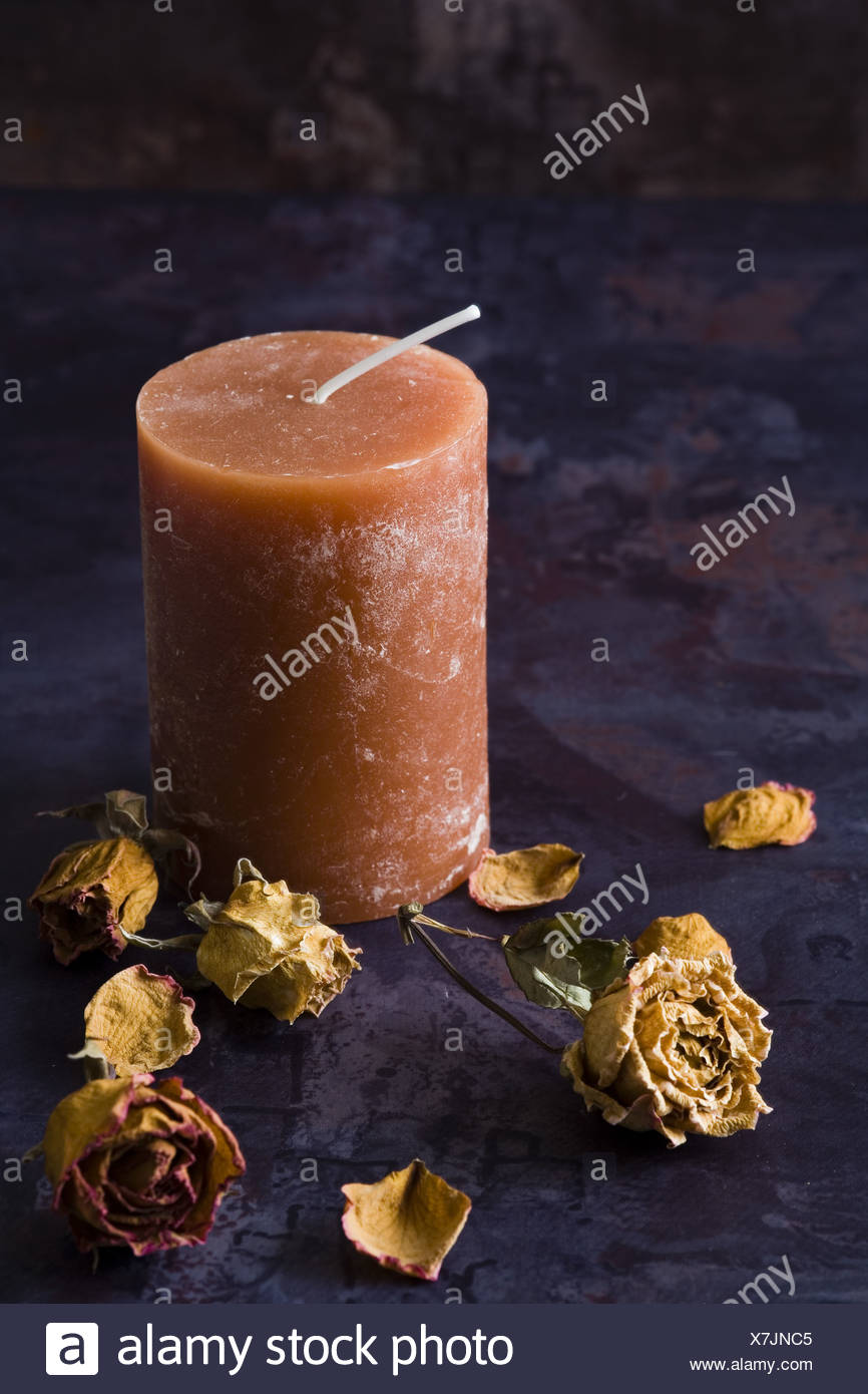 Tischdekoration Kerze Trocken Blumen Stockfotografie Alamy