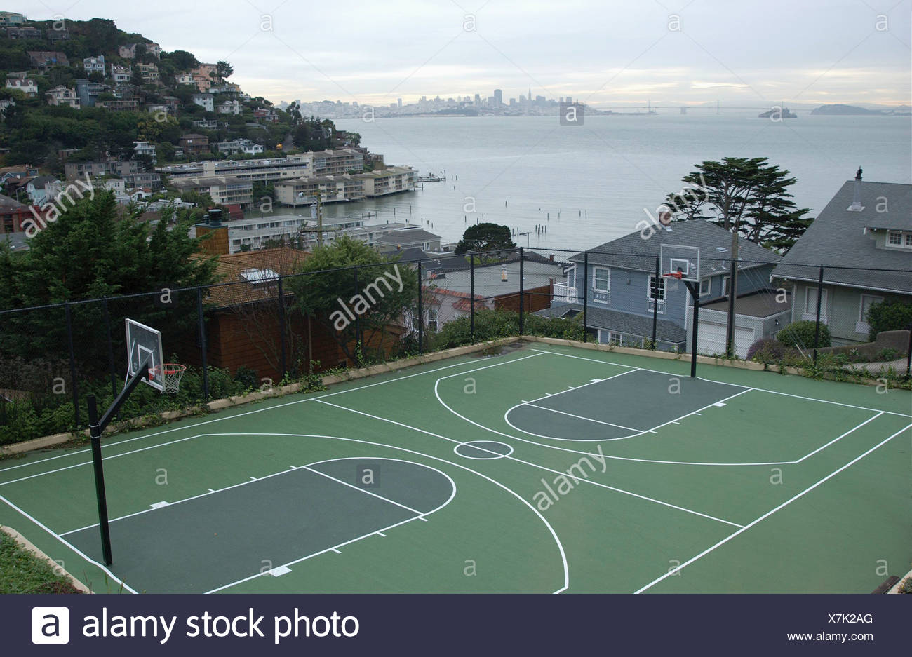Einen Basketballplatz In Einem Park In Sausalito Kalifornien Mit San Francisco Im Hintergrund Stockfotografie Alamy