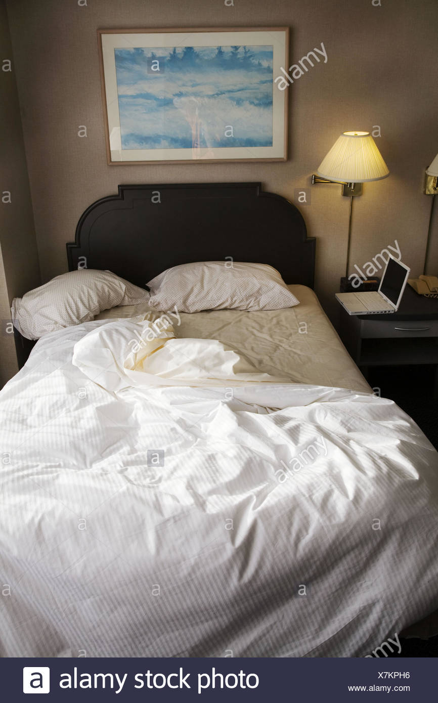 Ungemachten Bett in einem Hotelzimmer Stockfoto, Bild ...