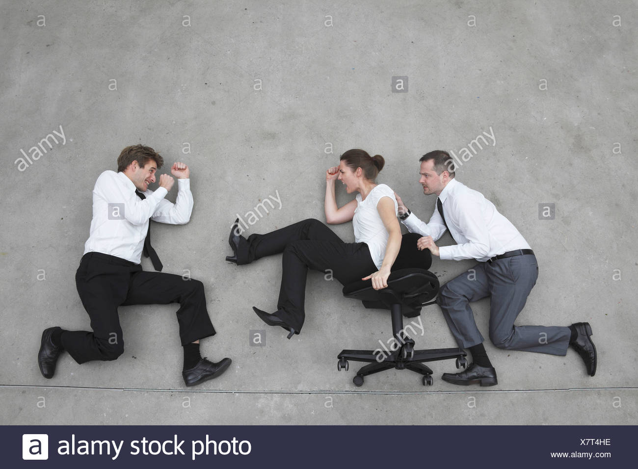 seitenansicht büro gesetzt interieur drei geschäftsleute business mann drängen geschäftsfrau im bürostuhl seitenansicht erhöhten blick stockbild belästigung am arbeitsplatz stockfotos seitenansicht büro gesetzt interieur drei geschäftsleute business mann drängen geschäftsfrau im bürostuhl seitenansicht erhöhten blick stockbild belästigung am arbeitsplatz stockfotos
