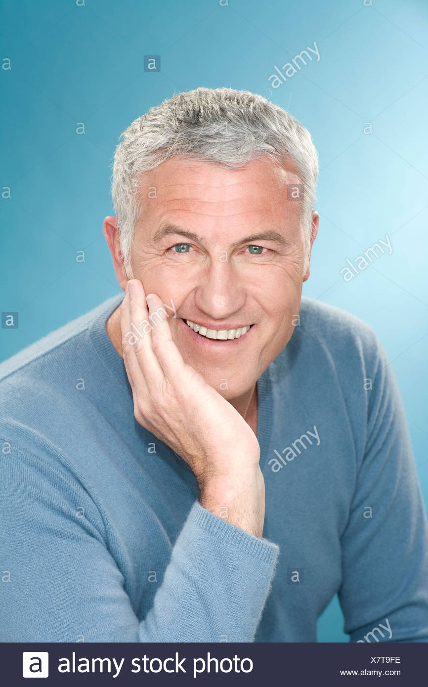 glucklich graue haare mann mit hand