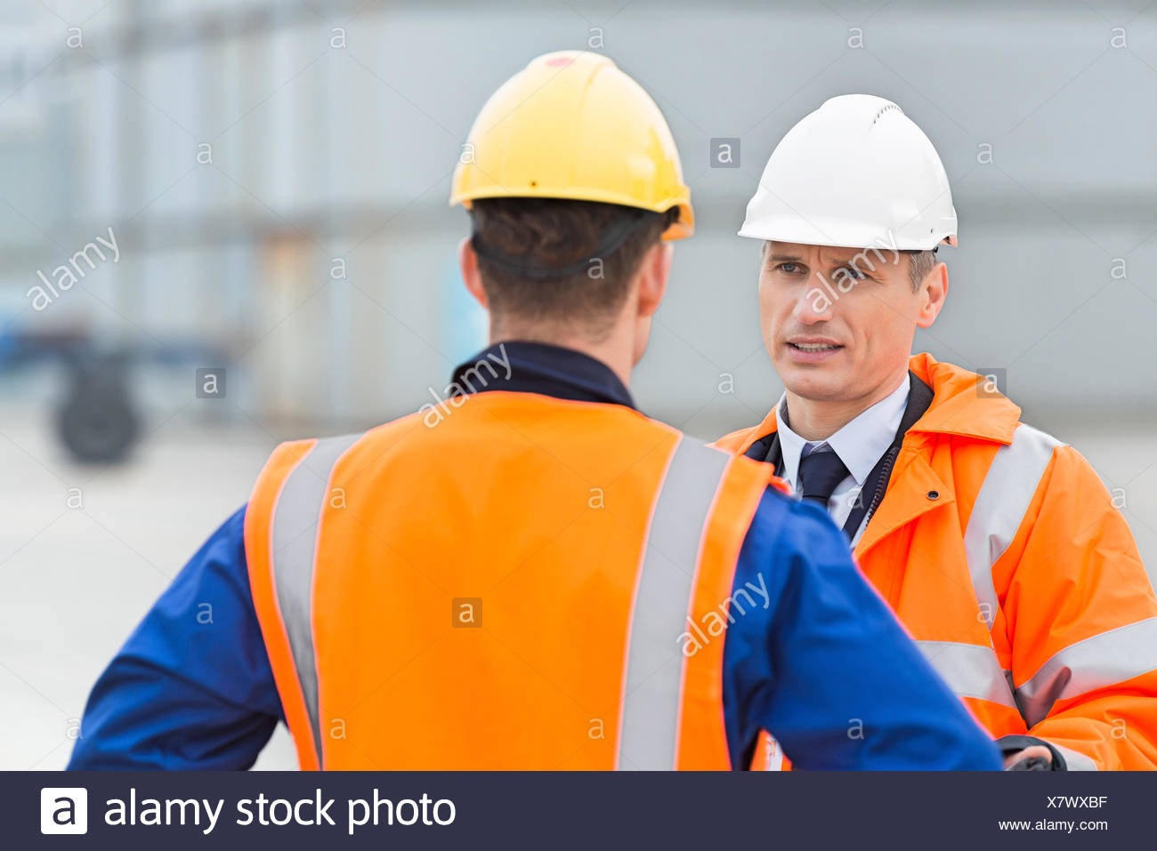 Arbeitnehmer im Frachthafen im Gespräch Stockfoto