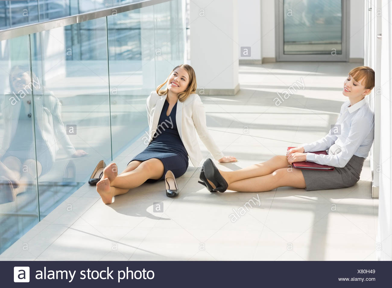 Entspannung Im Buro Flur Mude Geschaftsfrau Stockfotografie Alamy