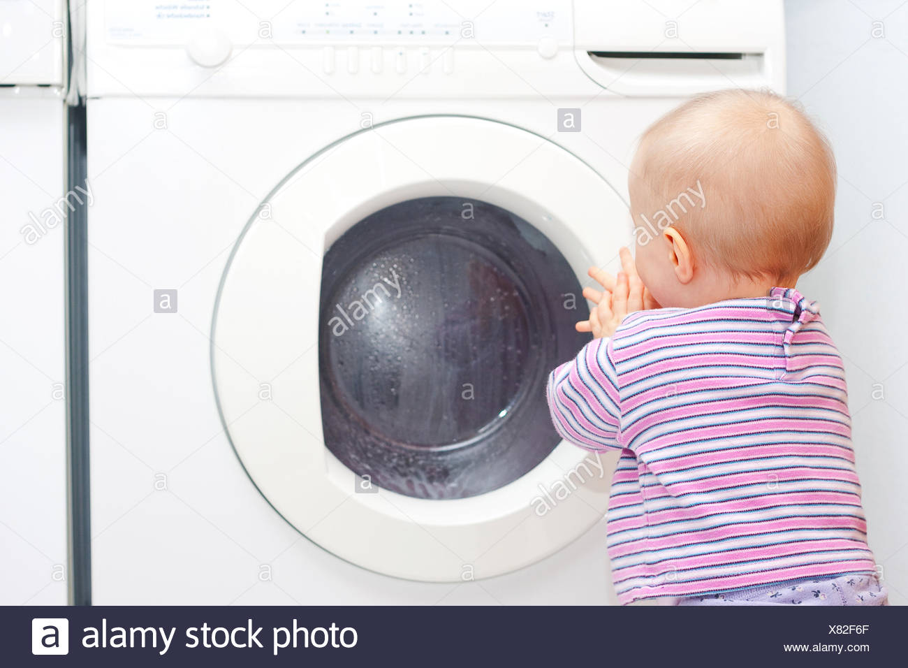 Kinder Machen Hausarbeiten Stockfotos & Kinder Machen Hausarbeiten