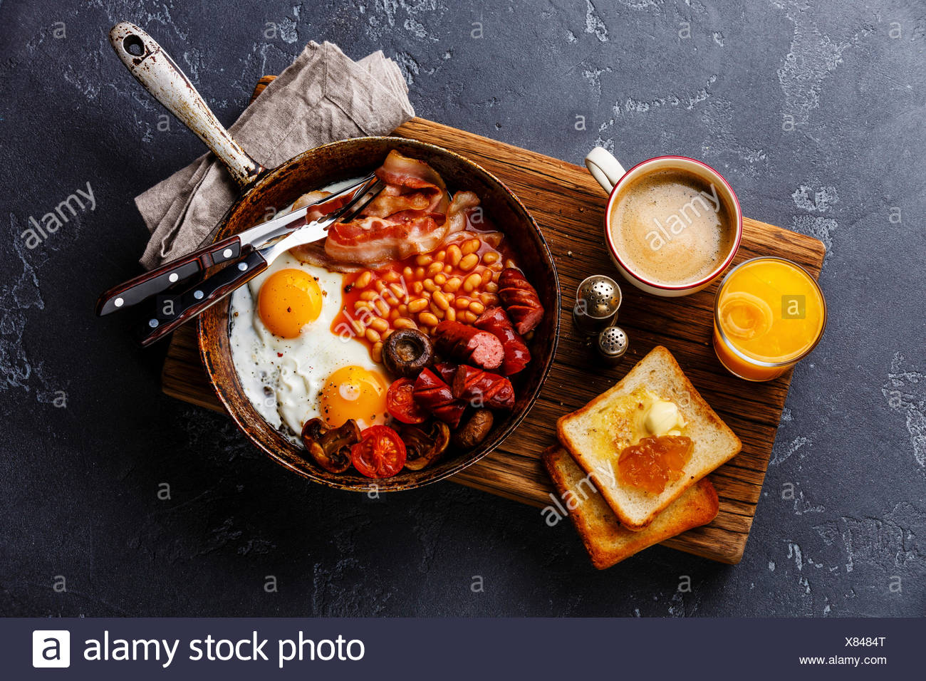 Englisches Fruhstuck In Der Kuche Pfanne Mit Spiegelei Wurstchen Speck Bohnen Toast Und Kaffee Auf Dunklen Stein Hintergrund Stockfotografie Alamy
