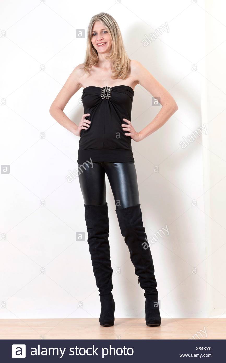 Stehende Frau mit modischen schwarzen Stiefeln Stockfoto Stehende Frau mit modischen schwarzen Stiefeln Stockfoto