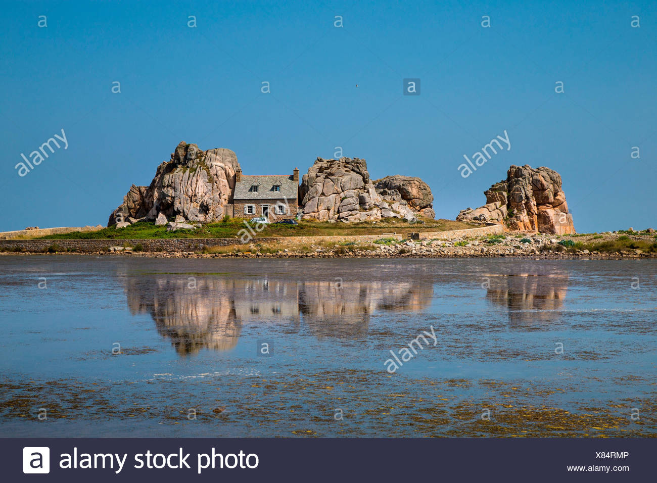 Bretagne Frankreich Das Beruhmte Haus Von Felsen Umgeben Die