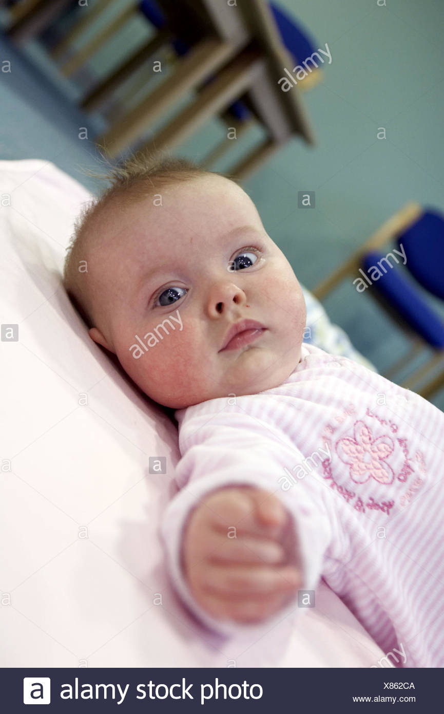 6 Wochen Alten Baby Mädchen In Kamera Stockfoto Bild