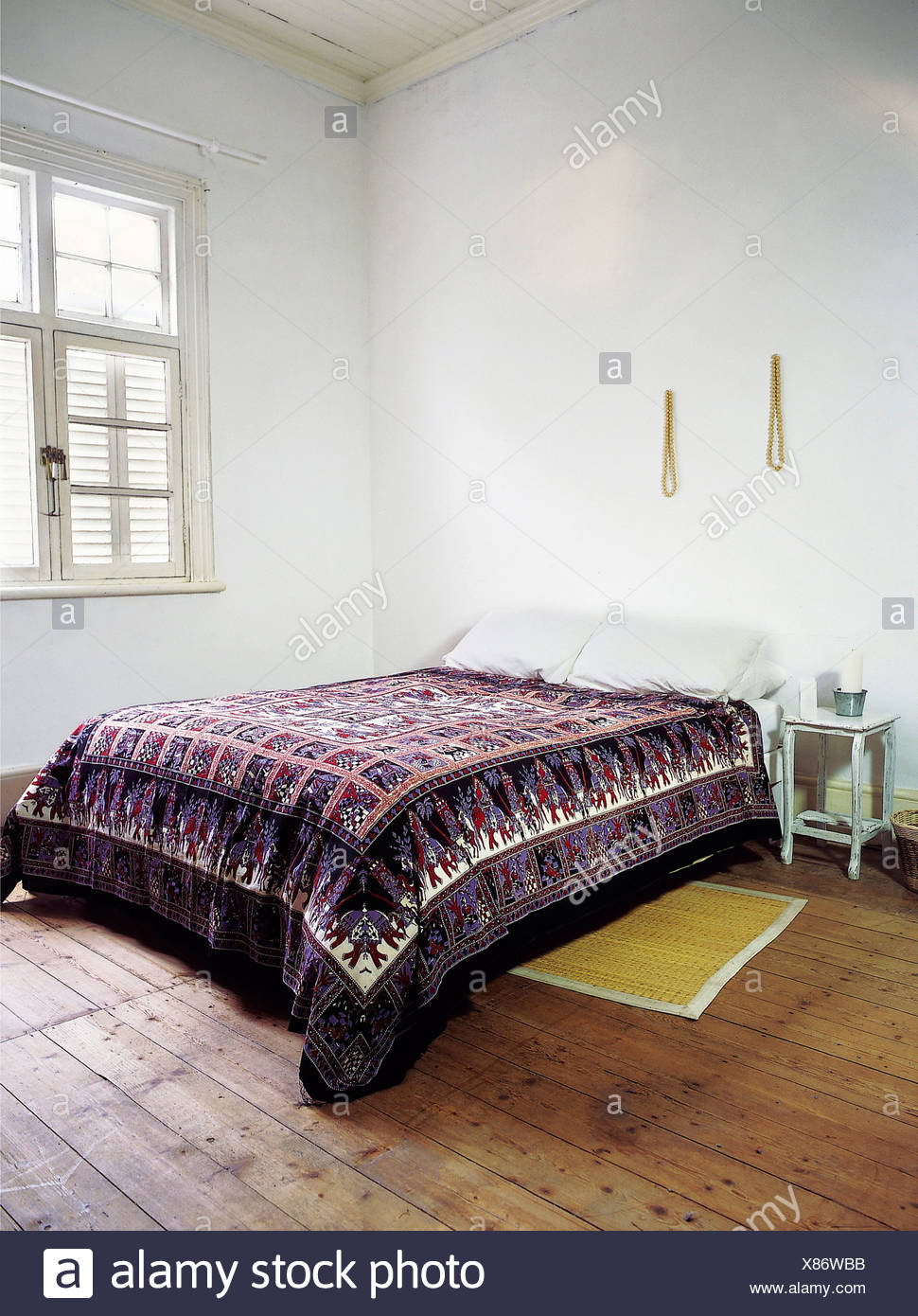 Klassisches Weiss Unter R Vor Dem Schuss Eine Schlichte Weisse Schlafzimmer Mit Parkettboden Hohe Decken Und Winter Szene Tagesdecke Home Stockfotografie Alamy