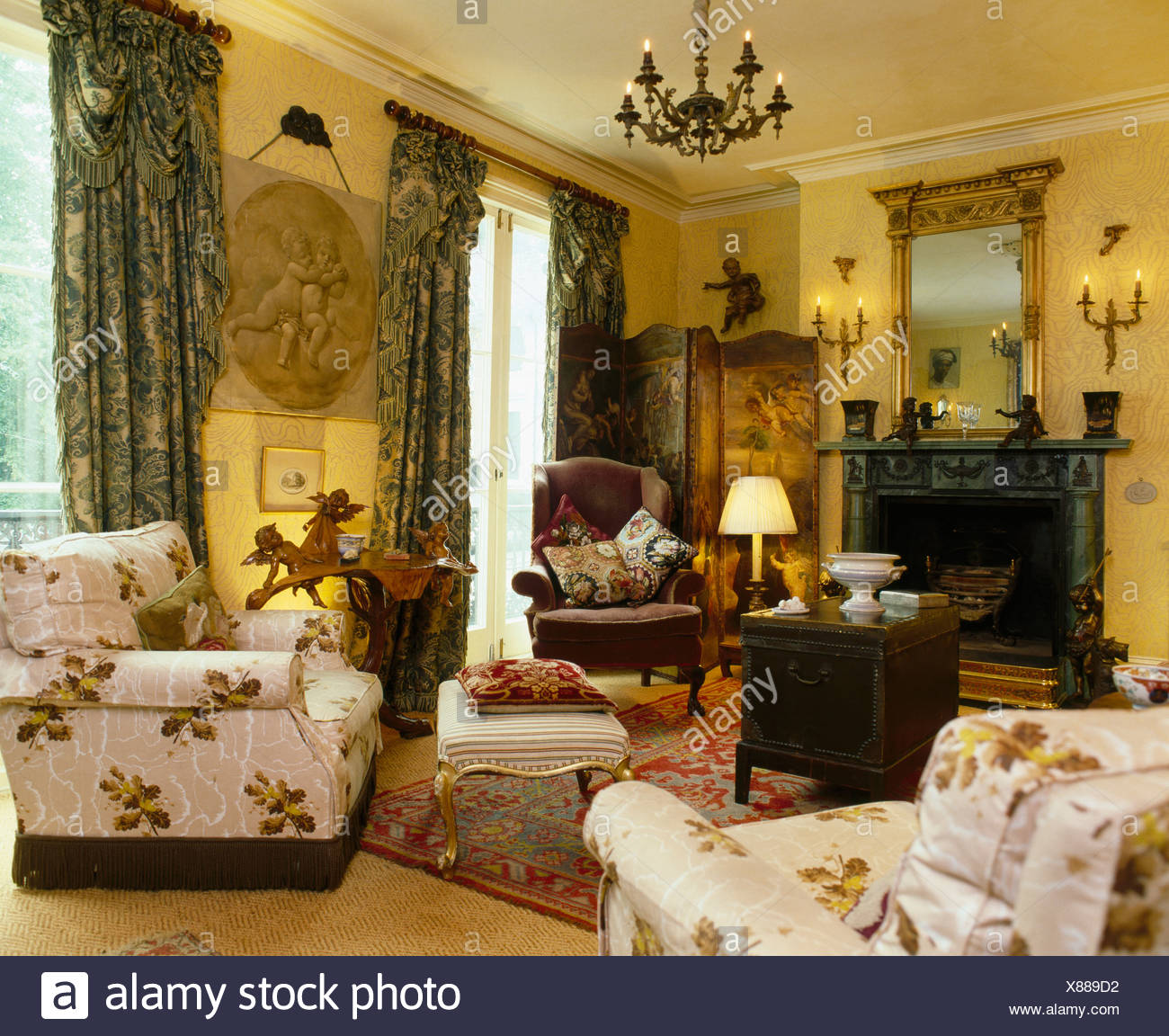 Floral Sessel Und Sofa In Pastell Gelb Traditionellen Salon Mit