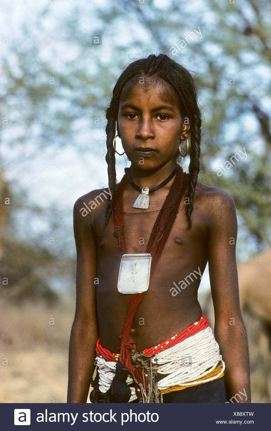 Nomadische M dchen In Savanne Tschad Zentralafrika Stockfotografie