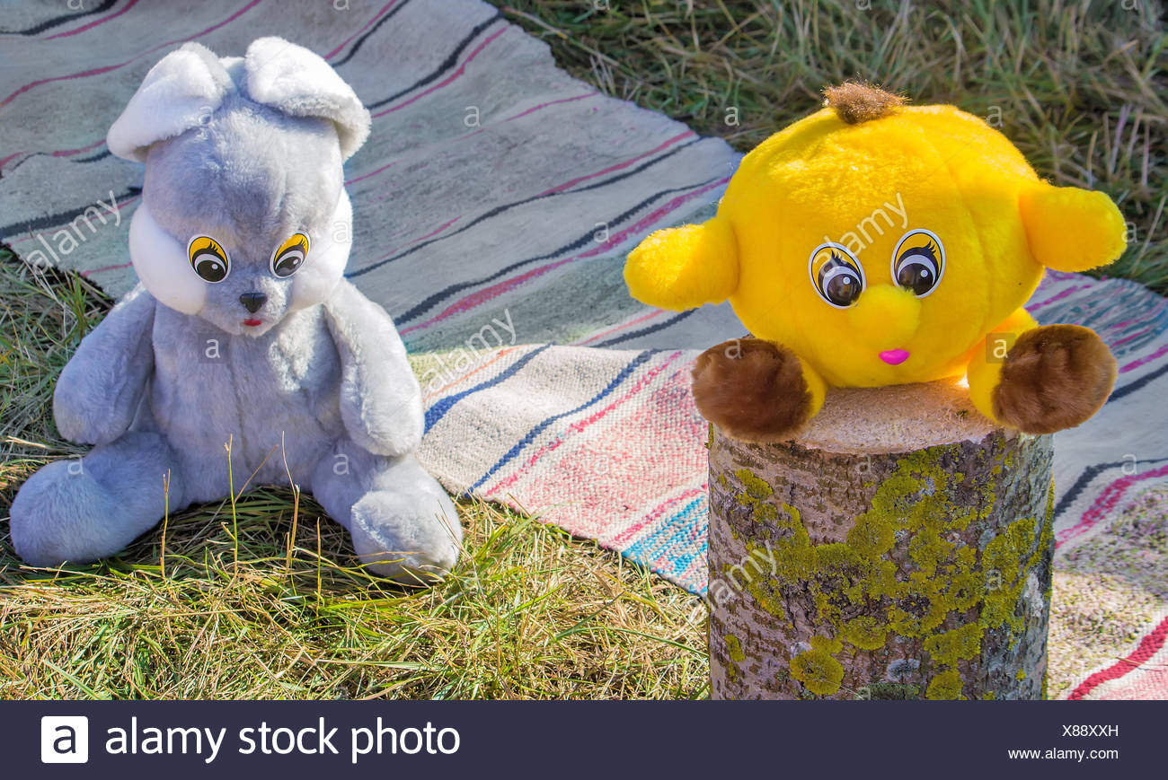 Spielzeug Fur Kinder Auf Der Wiese Im Garten Stockfoto Bild