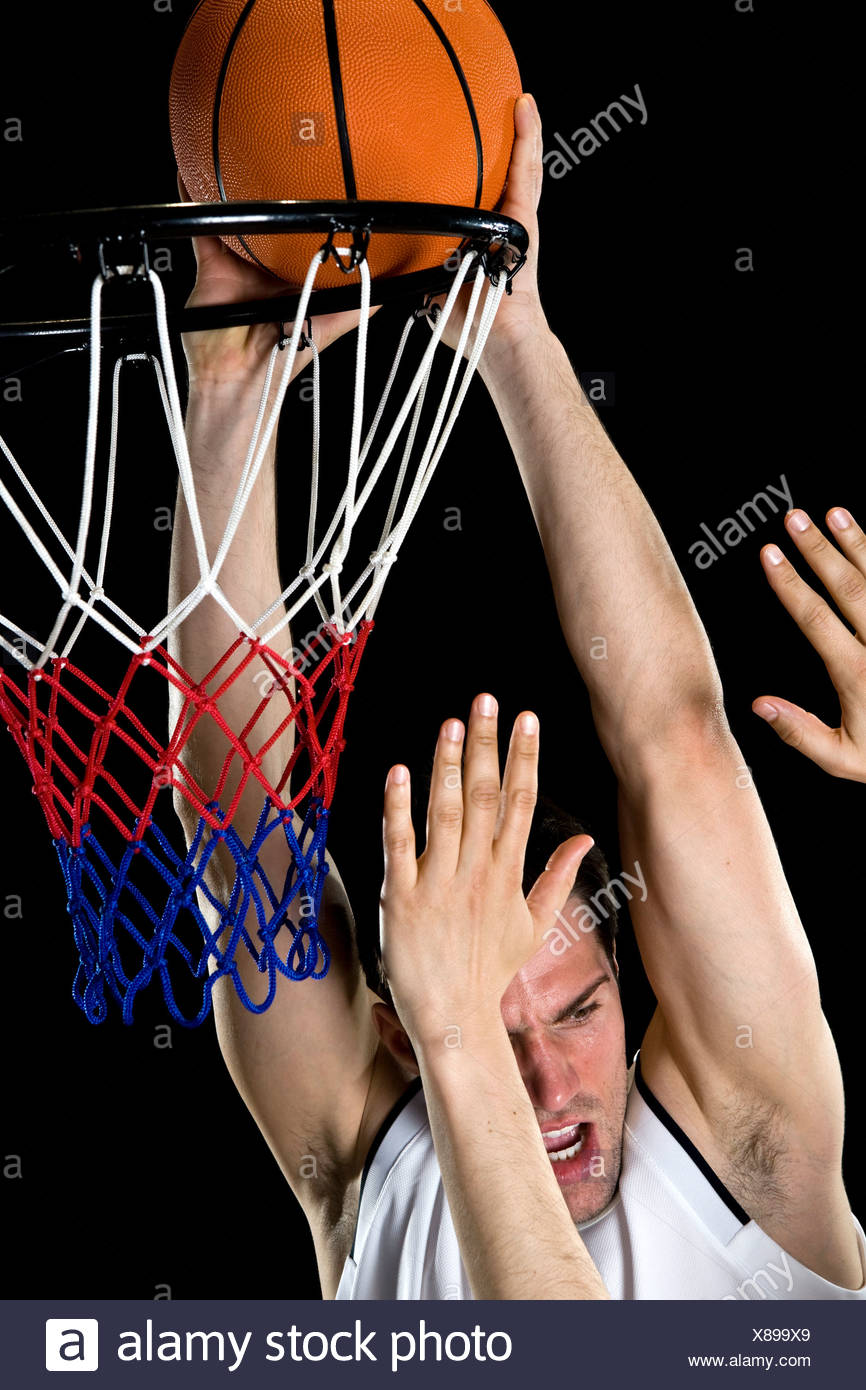 Ein Basketball-Spieler versuchen, einen Korb, Studio gedreht Stockfoto
