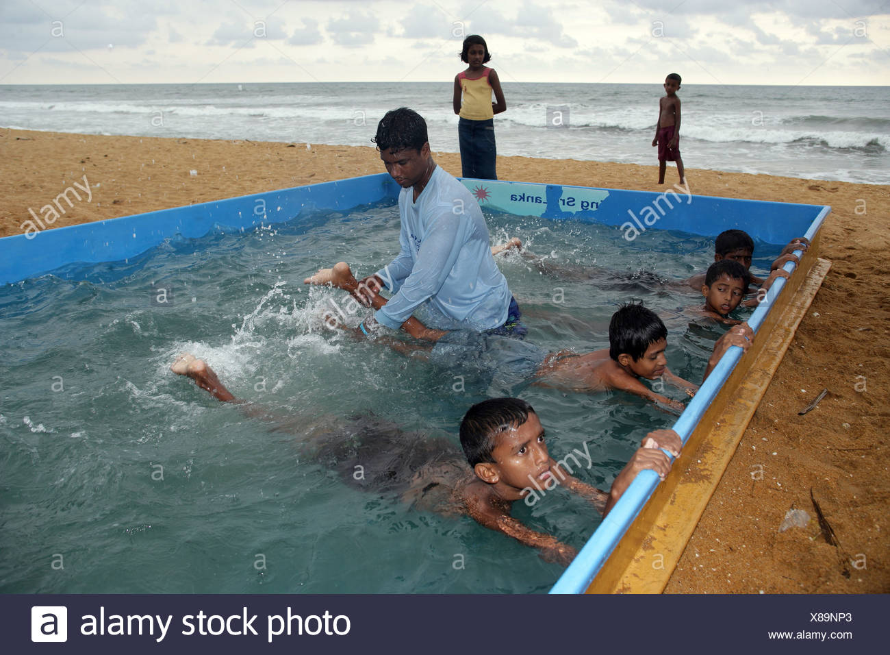 Kinder Die Den Tsunami Uberlebt Haben Sind In Kleinen Pools Am Meer Mit Dem Wasser Vertraut Colombo Sri Lanka Stockfotografie Alamy