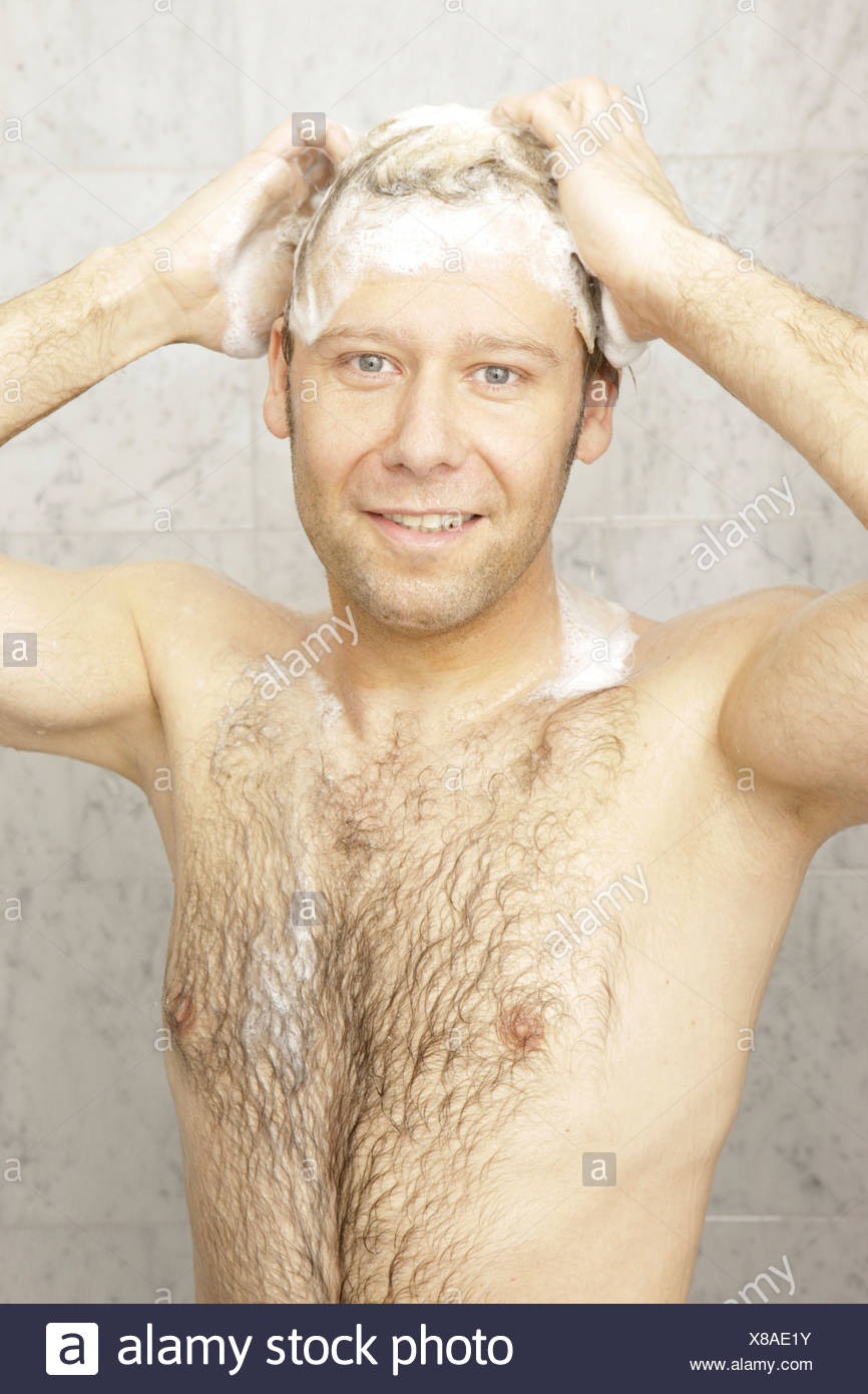 Ein Mann Mit Brusthaar Ist Eine Dusche Haben Stockfotografie Alamy