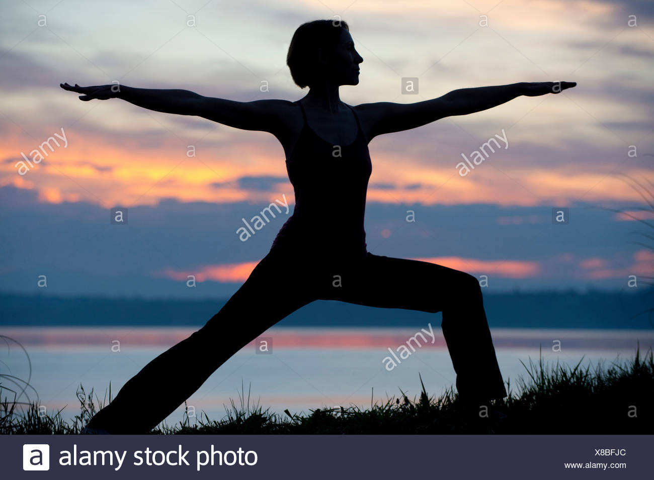 Silhouette Woman In Warrior Yoga Stockfotos Und Bilder Kaufen Alamy