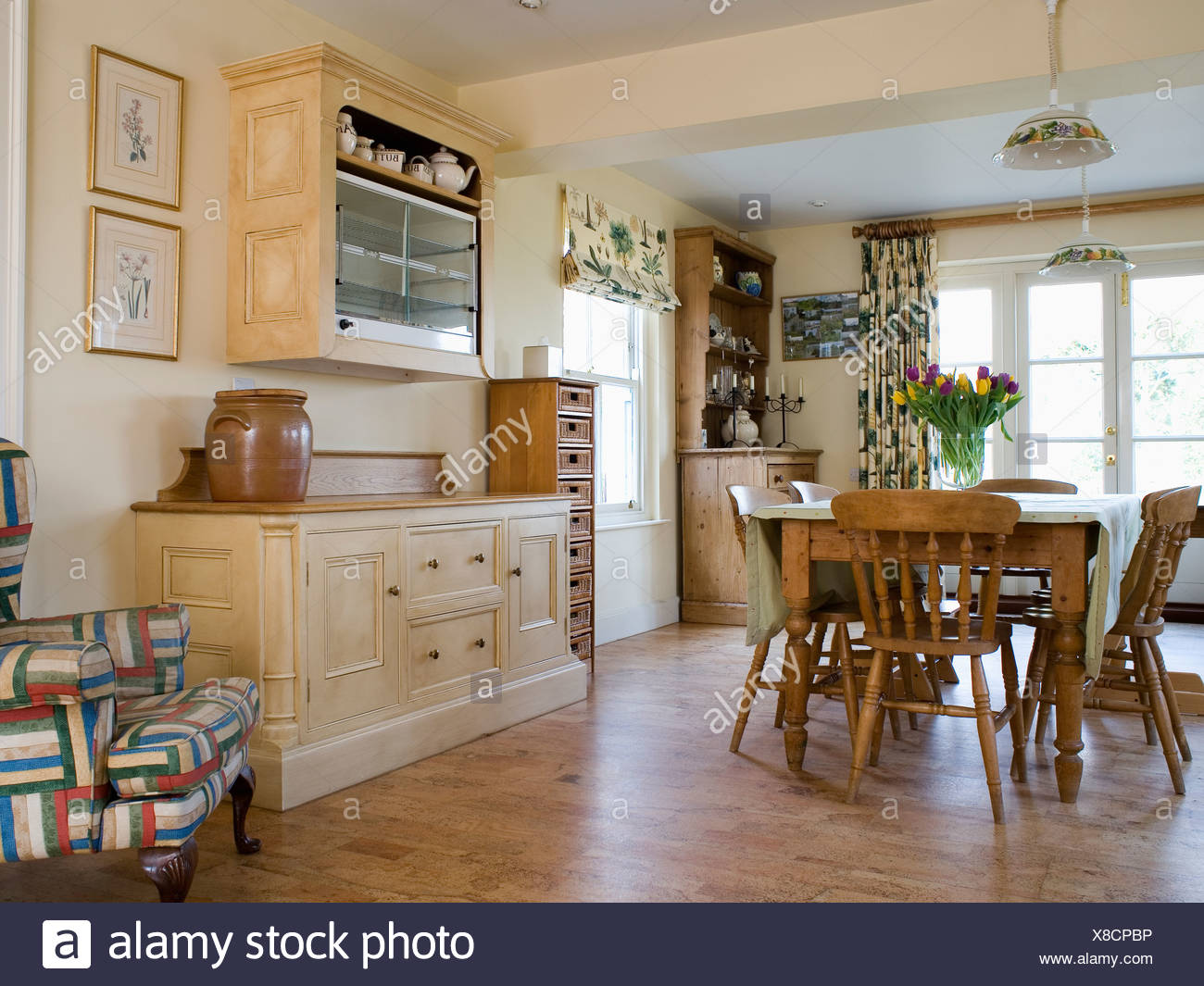 Kiefer Stuhle Und Tisch Im Land Esszimmer Erweiterung Mit Holzboden Und Elektrische Platte Warmer In Wand Schrank Eingebaut Stockfotografie Alamy