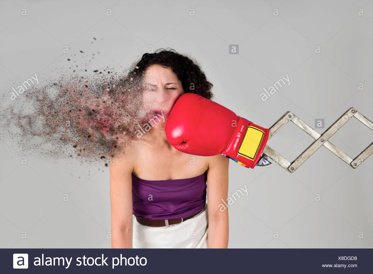 Mechanische Boxen Gerate Schlagt Eine Junge Frau In Das Gesicht Mit Digitalen Erweiterungen Stockfotografie Alamy