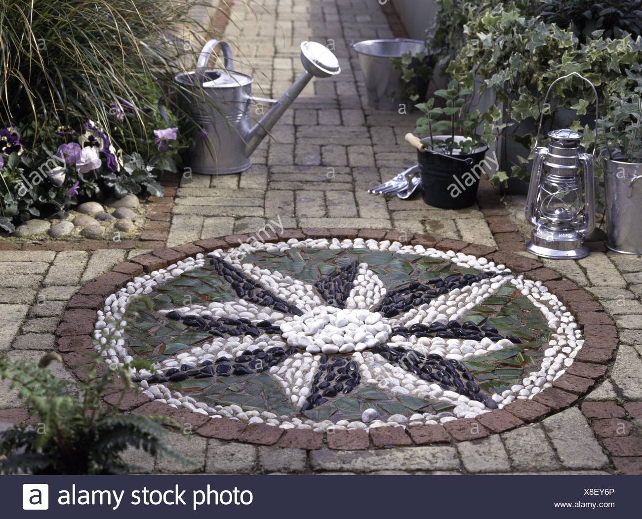 Runde Kiesel Mosaik Funktion Projekt im Garten Stockfoto