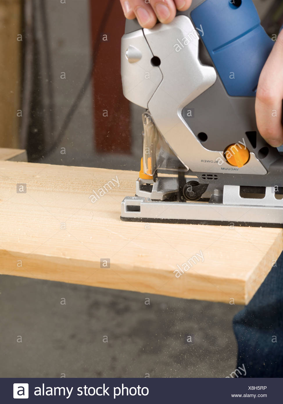 Ein Holz Mit Stichsage Cutter Schneiden Stockfotografie Alamy