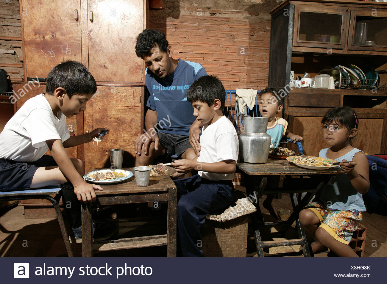 Guarani Familie Essen Alleinerziehender Vater In Den Armen Gegend Von Chacarita Asuncion Paraguay Sudamerika Stockfotografie Alamy