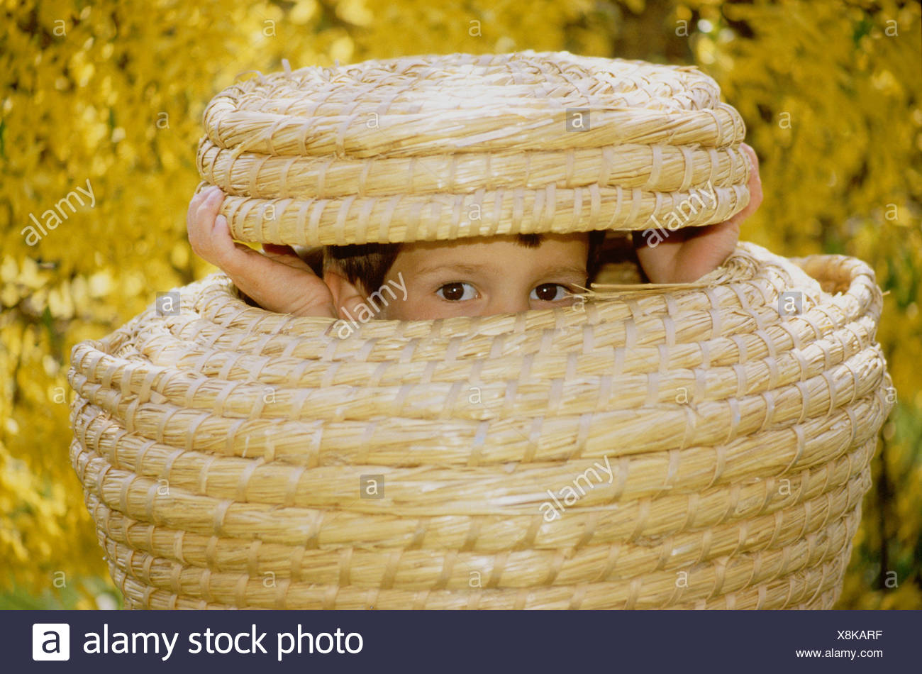 Little Boy spielen verstecken und suchen, im Wäschekorb versteckt