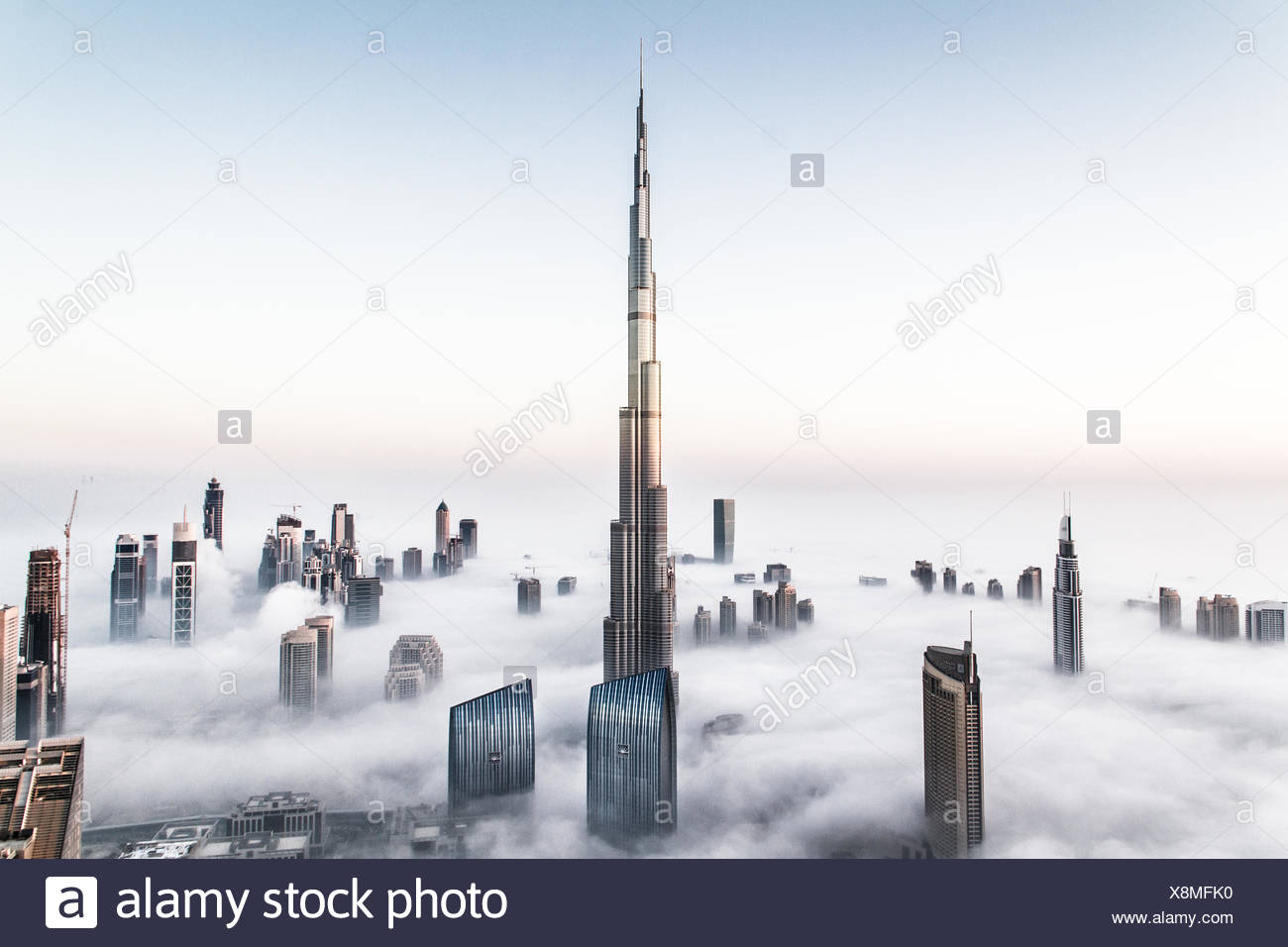 Downtown Dubai Burj Khalifa In Einem Bett Aus Wolken Stockfotografie Alamy