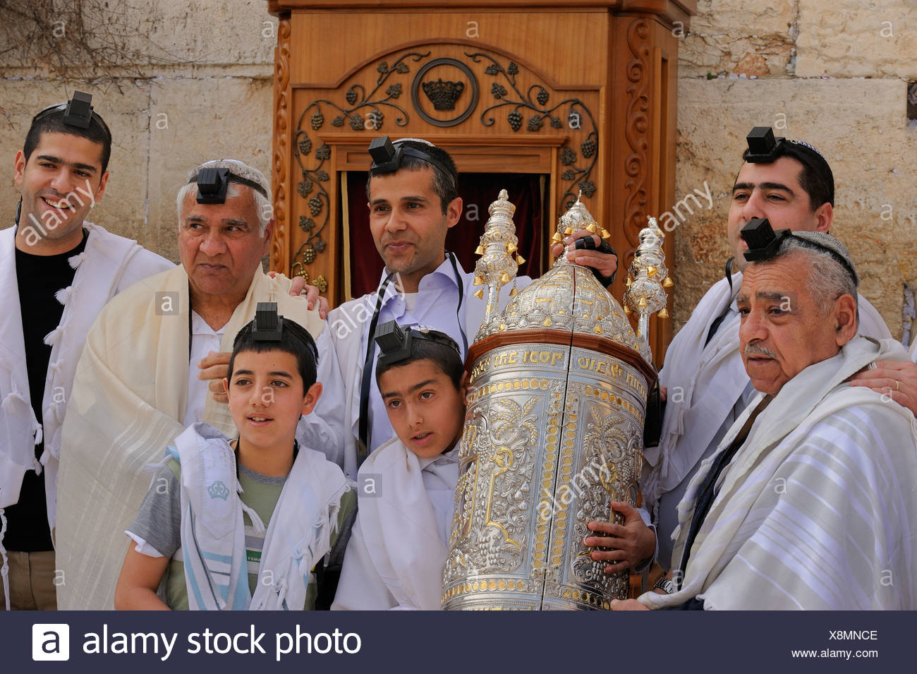 Judischen Jungen Tragen Die Tora Rolle Aus Dem Schrein An Der Klagemauer Klagemauer An Einen Tisch Bar Mizwa Feier Stockfotografie Alamy