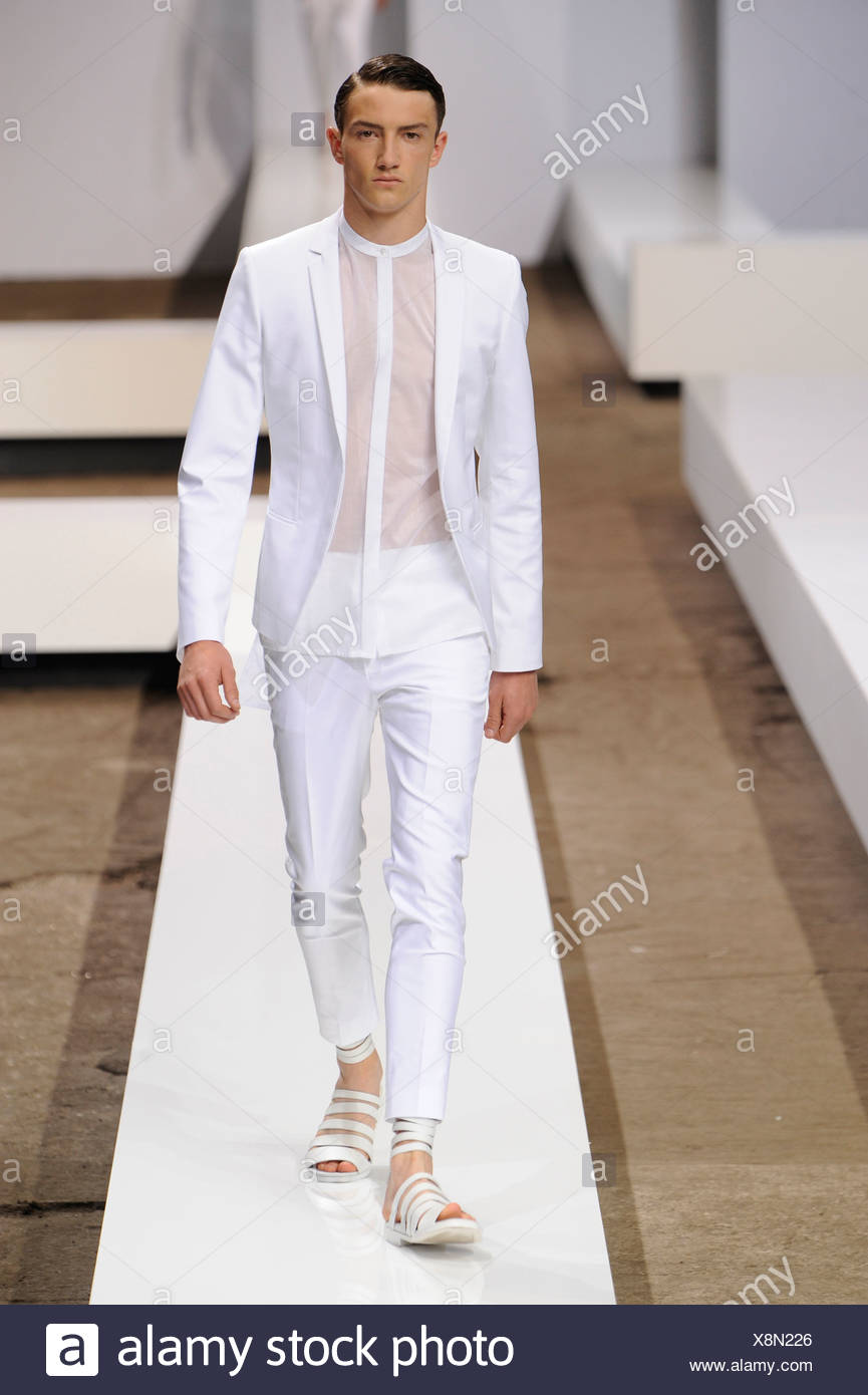 Hugo Von Hugo Boss Paris Bereit Zu Tragen Fruhling Sommer Mannermodel Tragen Einen Weissen Hosenanzug Weissem Hemd Und Weissen Durchschauen Stockfotografie Alamy