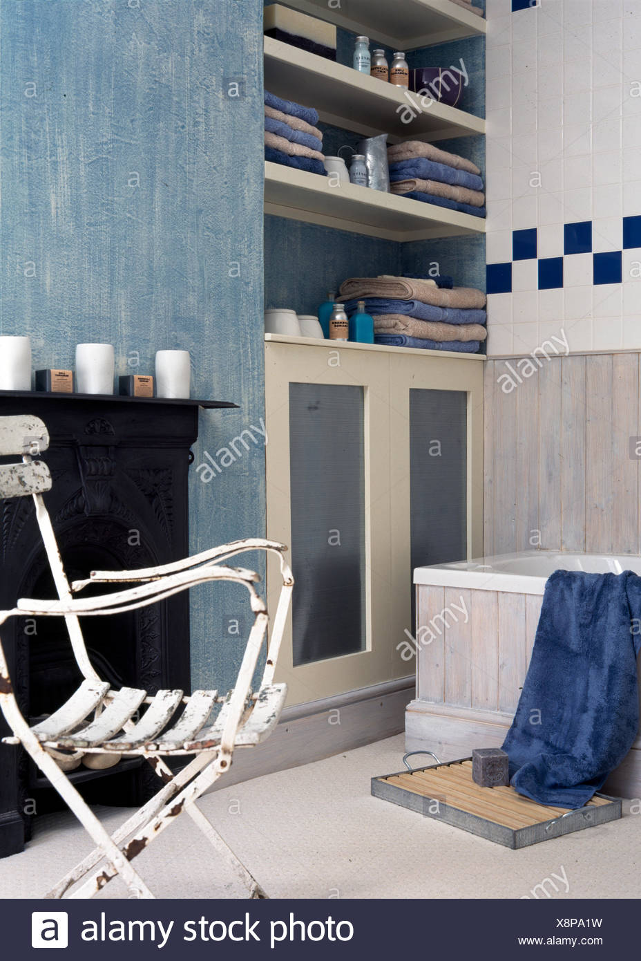 Weiß Geflieste Badezimmer Dusche Und Badewanne Stockfoto