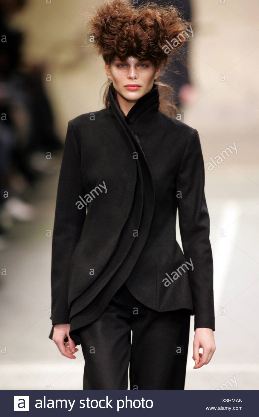 Brunette Bienenstock Haare Und Schwarze Dreifach Lapelled Jacke Hosenanzug Stockfotografie Alamy