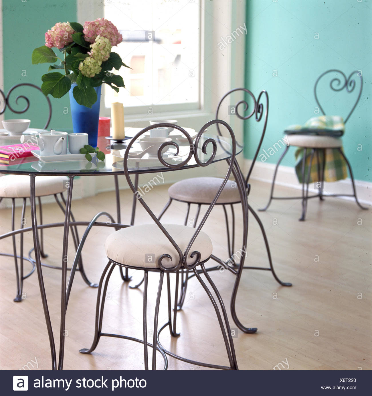 Runde Metall Und Glas Esstisch Und Stuhle Stockfotografie Alamy