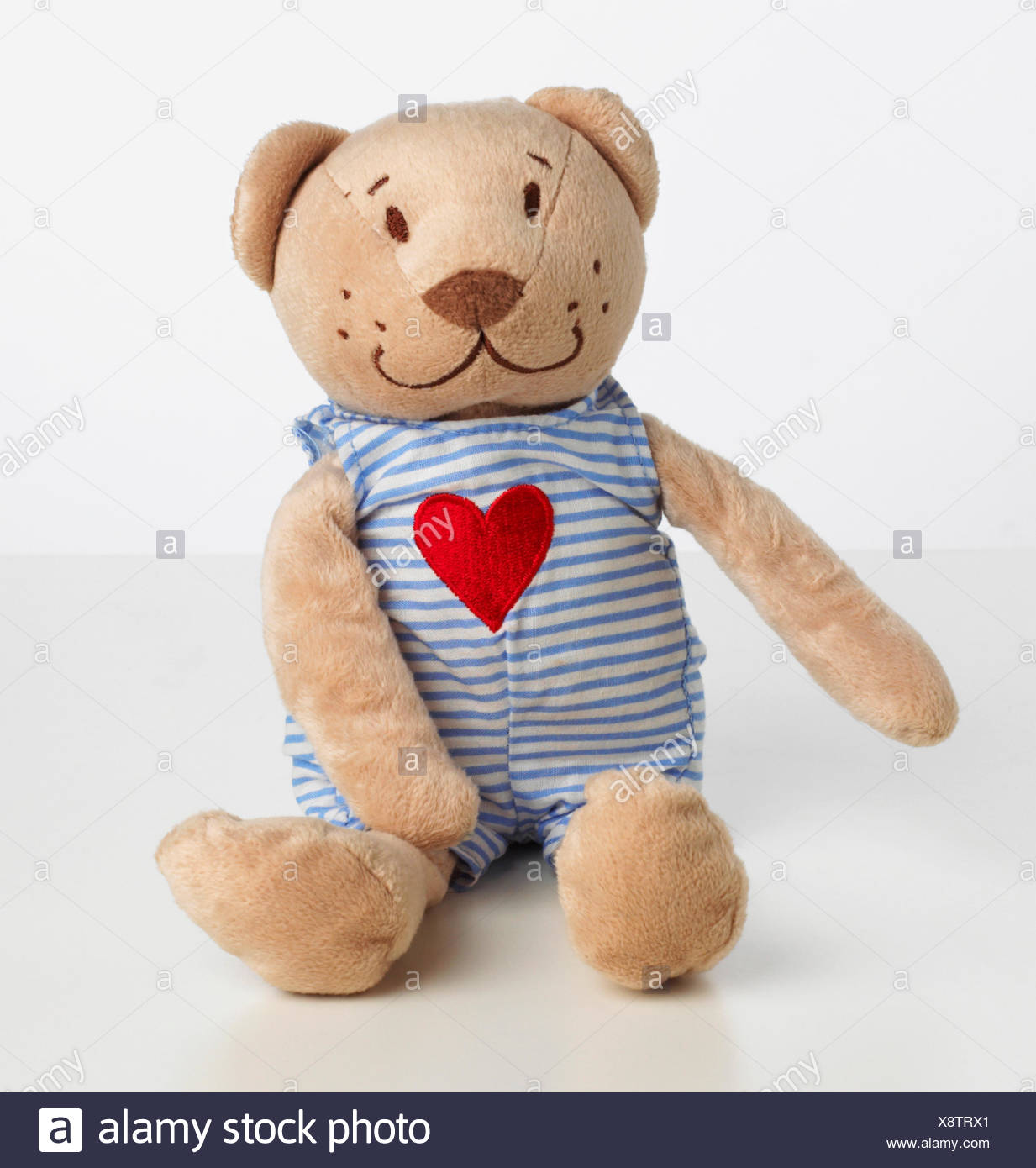 Ein Teddy Mit Einem Roten Herz Auf Der Vorderseite Stockfotografie Alamy