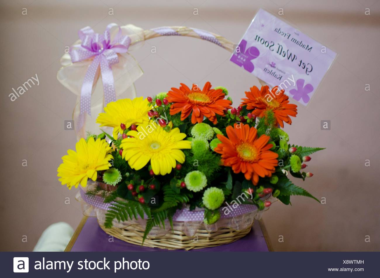 Gute Besserung Blumen Und Fruchte Stockfotografie Alamy