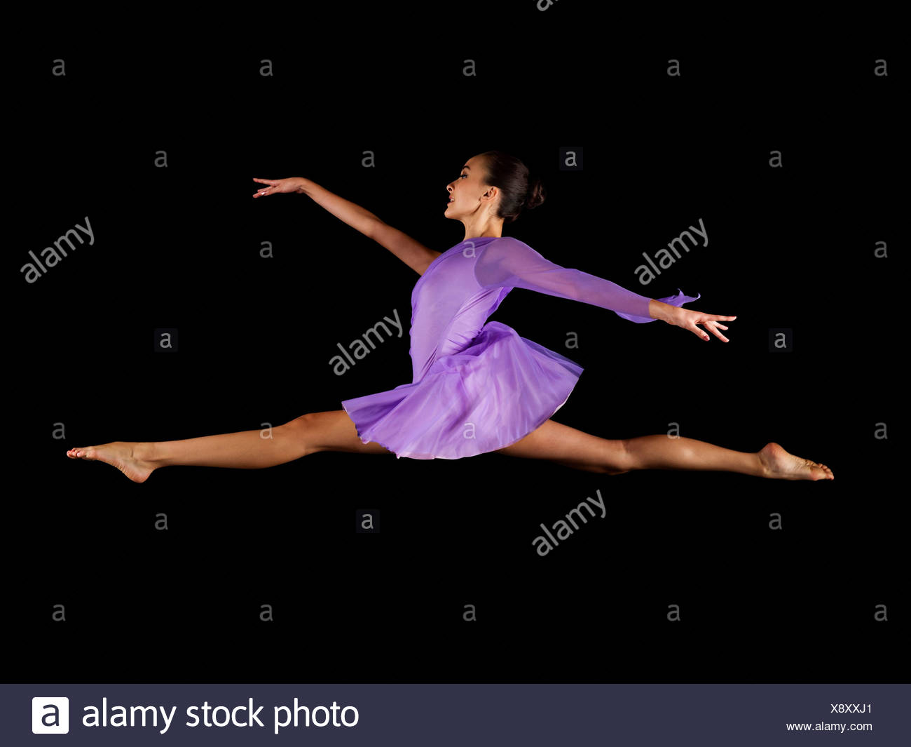 Ballerina, die den Spagat in der Luft zu tun Stockfotografie - Alamy