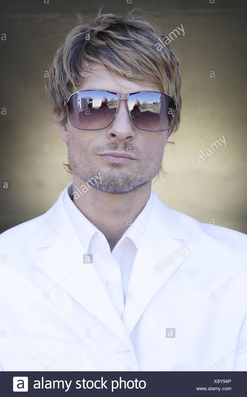 Mann Jung Ernst Bart Sonnenbrille Portrat Person Portrat Eines Mannes Dunkel Blond Shirt Weiss Ausdruck Moderne Smart Schonheit Stockfotografie Alamy