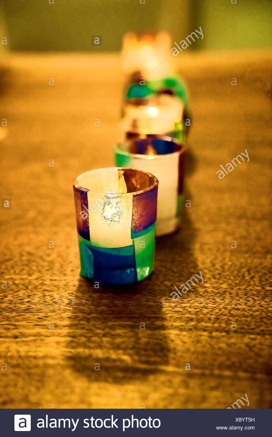 Papier Uberdachten Glas Tee Licht Kerzenhalter Neun In Einer Reihe Alle Beleuchtet Dekorieren Einen Esstisch Stockfoto Bild 280894813 Alamy