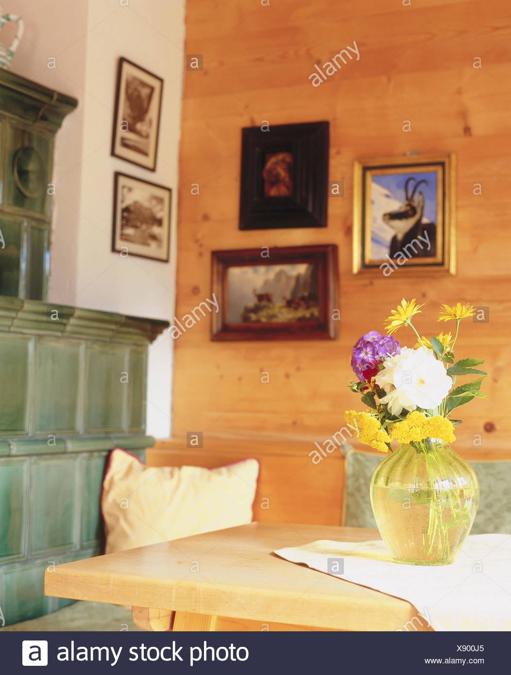 Wohnraum Kachelofen Detail Krug Schüssel Zimmer