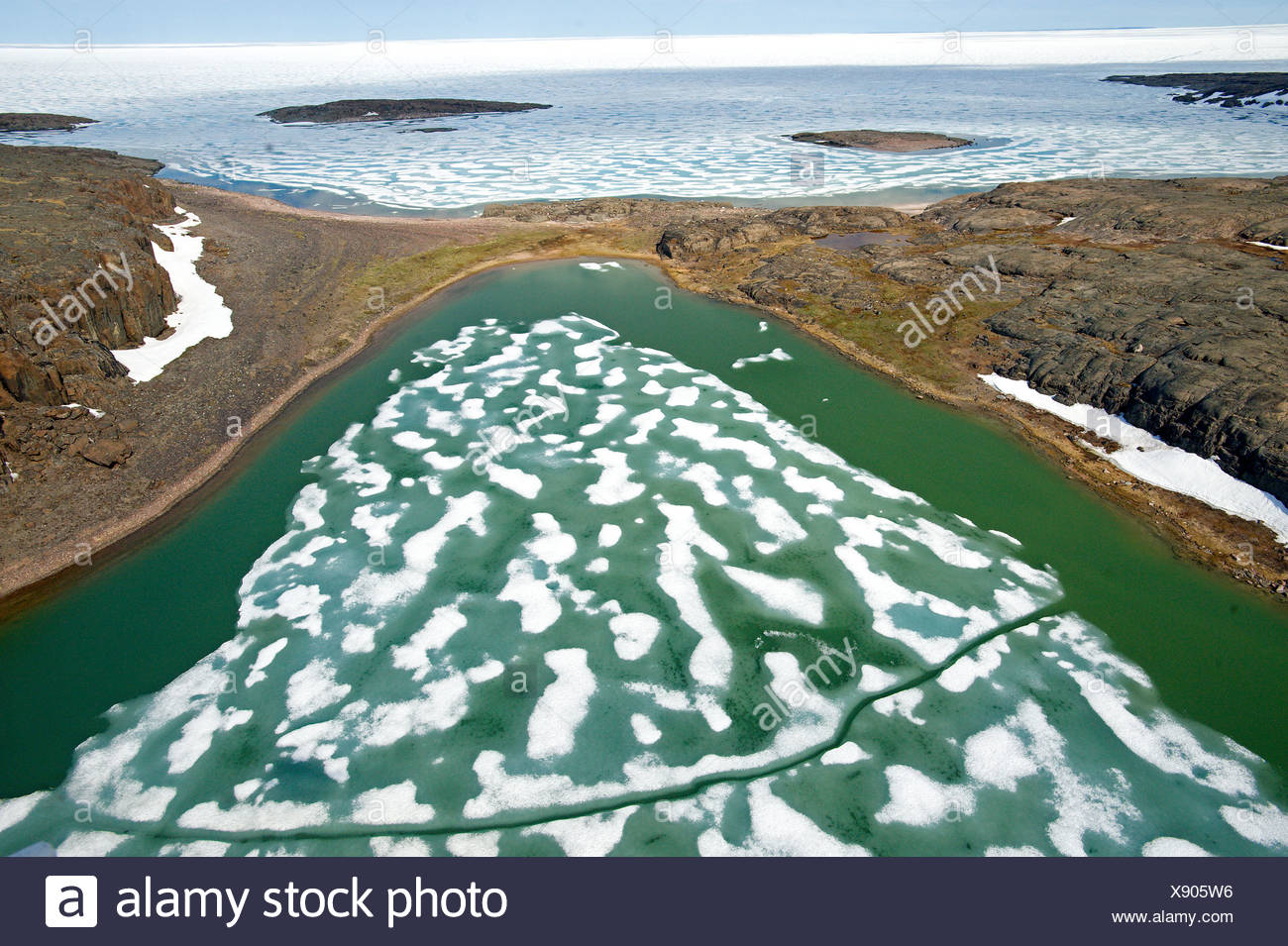 Eisschmelze in der Arktis mit Küstenlinie Features, Coronation Gulf, Nunavut Stockfoto